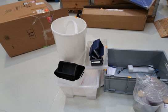 Div. Plastikkasser med indhold