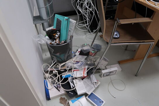 Div. elektronik (computere og telefoner medfølger ikke, samt noget af indholdet ovenpå skabet er tomt)