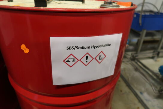 2 stk. tønder med kemikalier