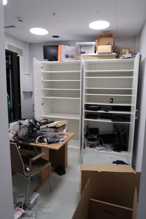 Div. elektronik (computere og telefoner medfølger ikke, samt noget af indholdet ovenpå skabet er tomt)