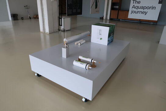 3 stk. udstillingspodier med indhold