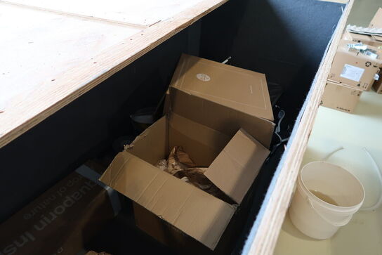 Transportkasse med indhold