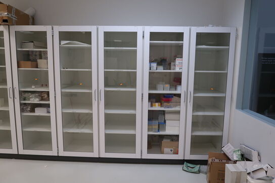 11 stk. skabe med indhold