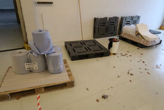 Div. aftørringspapir, plastikpaller m.m.