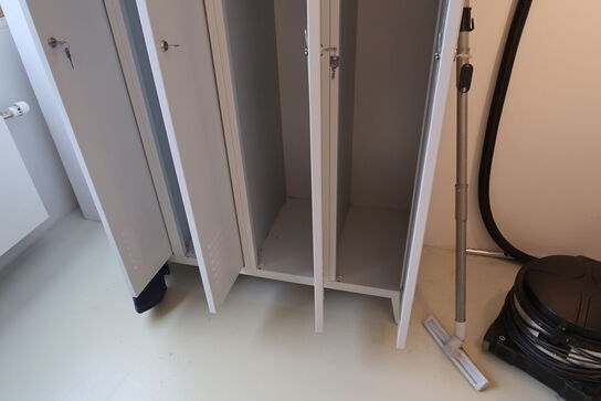 Div. omklædningsskabe samt reol med indhold