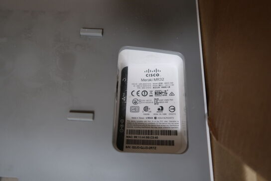 Div. elektronik (computere og telefoner medfølger ikke, samt noget af indholdet ovenpå skabet er tomt)