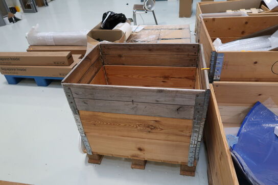 3 stk. paller med pallerammer med indhold