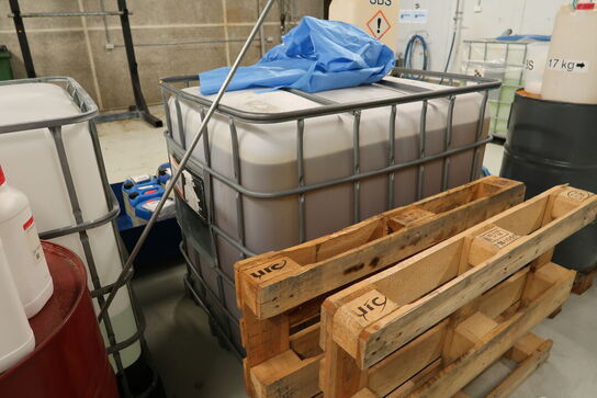 2 stk. palletank med indhold m.m.