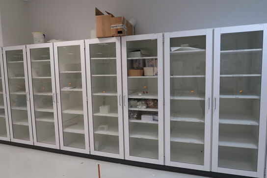 11 stk. skabe med indhold