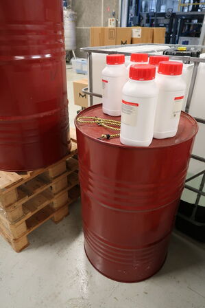 2 stk. palletank med indhold m.m.