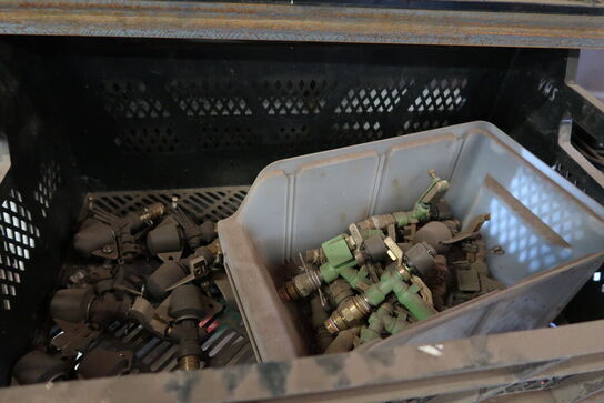 Reol med div. Reservedele og værktøj