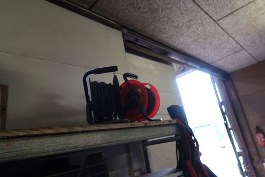 Reol med div. Reservedele og værktøj