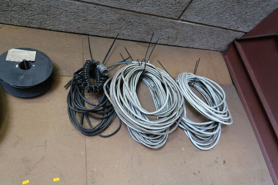 Plastikkasser med div. Reservedele, ledninger m.m.