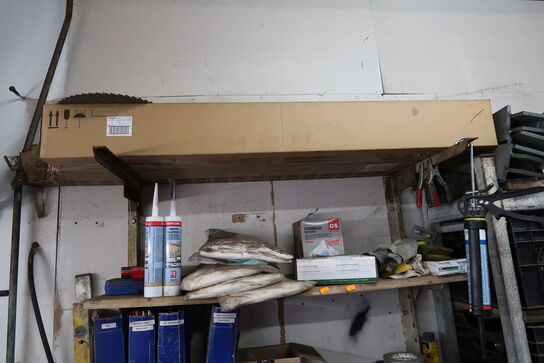 Bord/reol med indhold