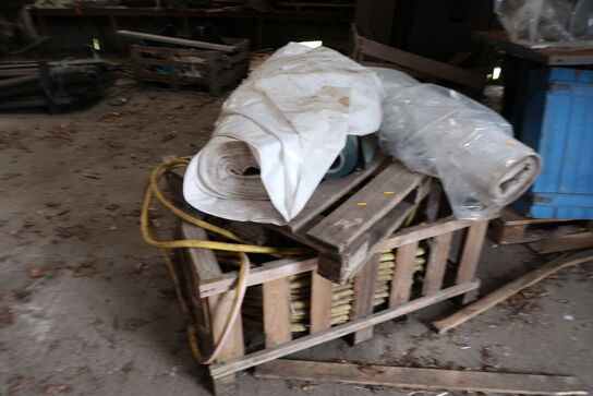 Palle med vandslange, presenning m.m.