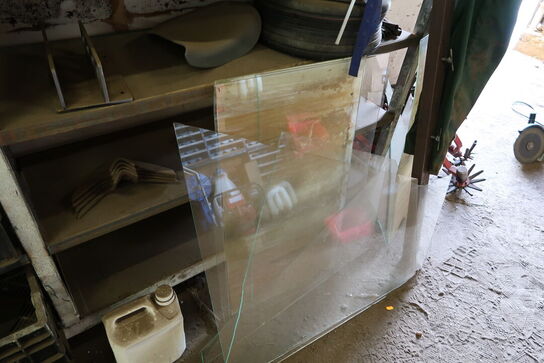 Reol med div. Reservedele og værktøj