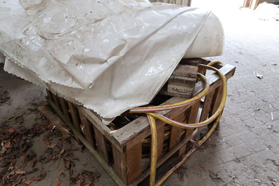 Palle med vandslange, presenning m.m.