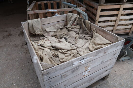 6 stk. paller med stofsække