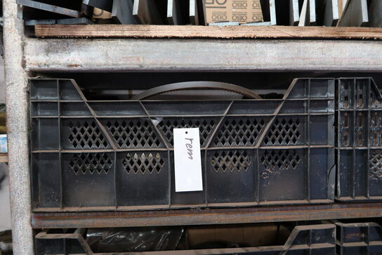 Reol med div. Reservedele og værktøj