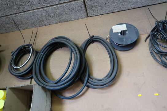 Plastikkasser med div. Reservedele, ledninger m.m.