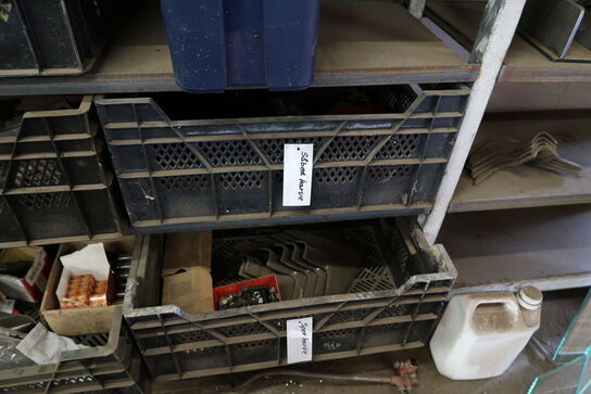 Reol med div. Reservedele og værktøj