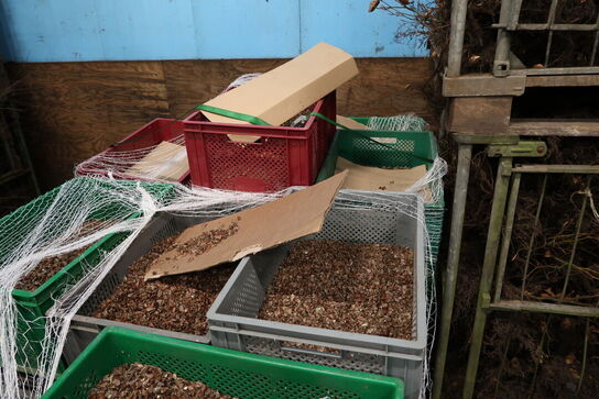 Stige samt paller med indhold