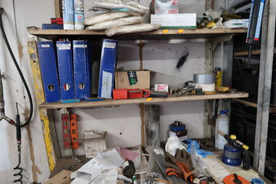 Bord/reol med indhold