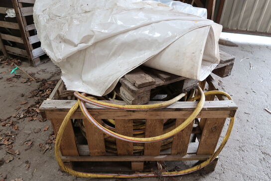 Palle med vandslange, presenning m.m.