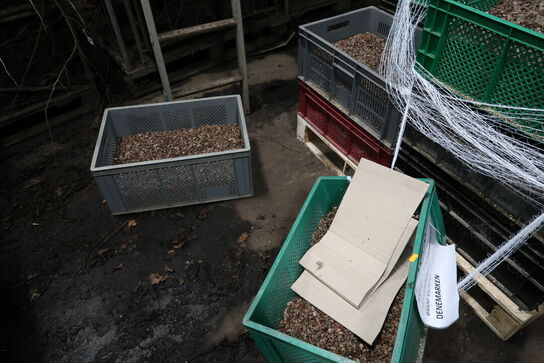 Stige samt paller med indhold