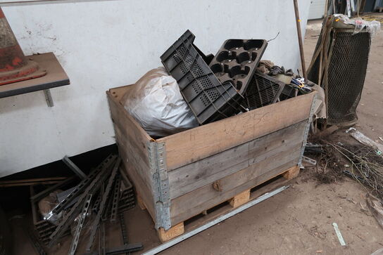 Skraldespand, palle med pallerammer m.m.