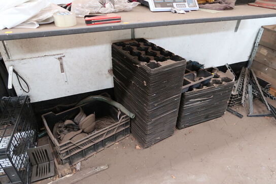 Skraldespand, palle med pallerammer m.m.