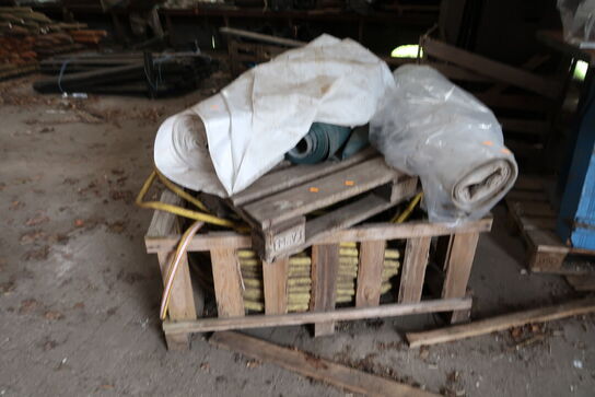 Palle med vandslange, presenning m.m.