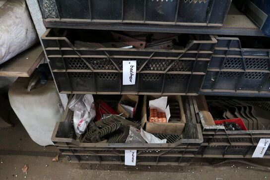 Reol med div. Reservedele og værktøj