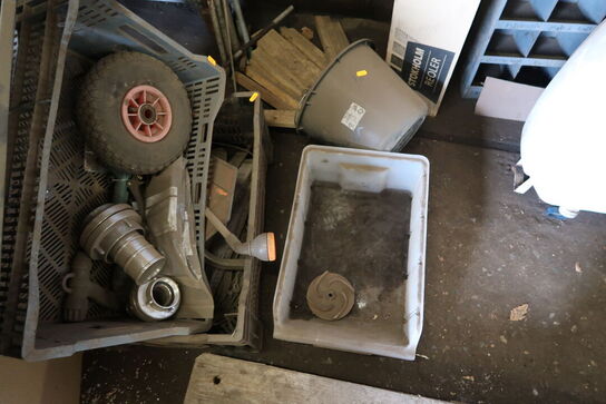 Plastikkasser med div. Reservedele, ledninger m.m.