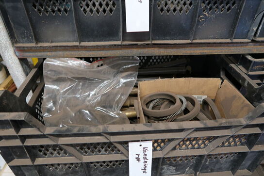 Reol med div. Reservedele og værktøj