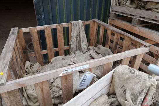 6 stk. paller med stofsække