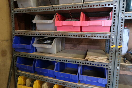 2 stk. lagerreoler med div. Reservedele, plejemidler m.m.