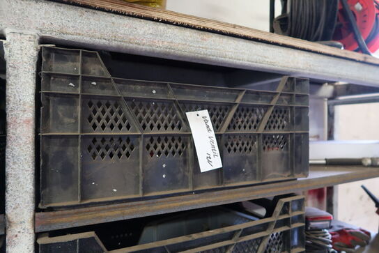 Reol med div. Reservedele og værktøj