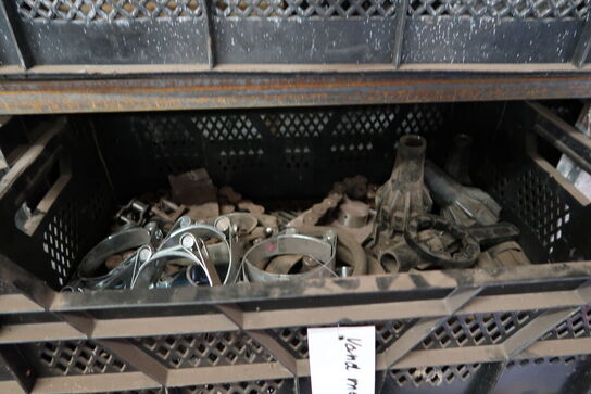 Reol med div. Reservedele og værktøj