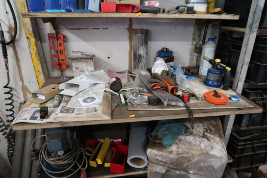 Bord/reol med indhold