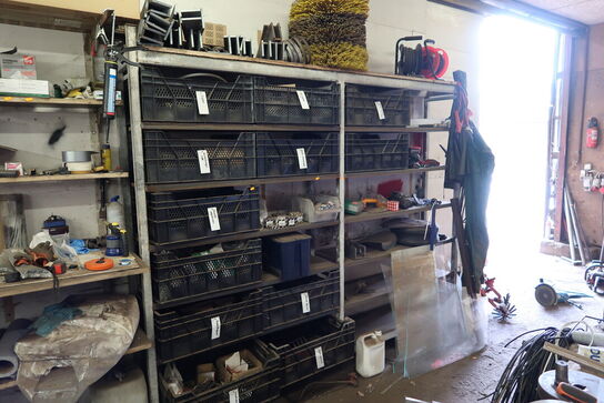 Reol med div. Reservedele og værktøj