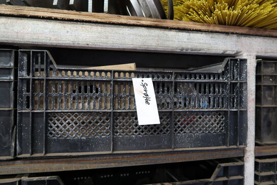 Reol med div. Reservedele og værktøj