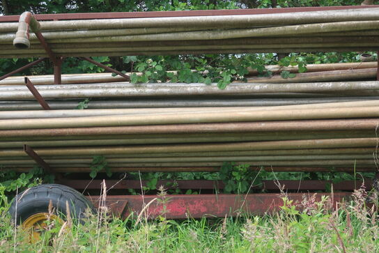 Vogn med rør til vandingsanlæg