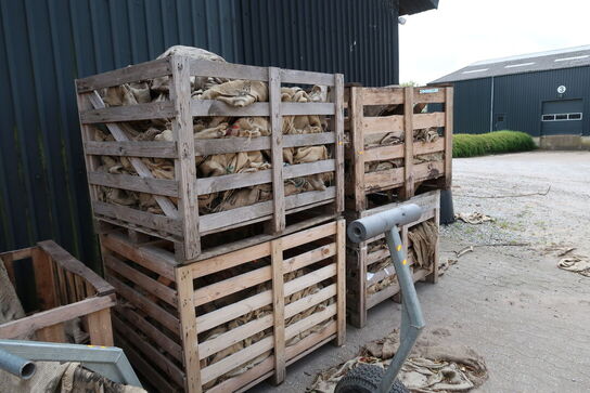 6 stk. paller med stofsække