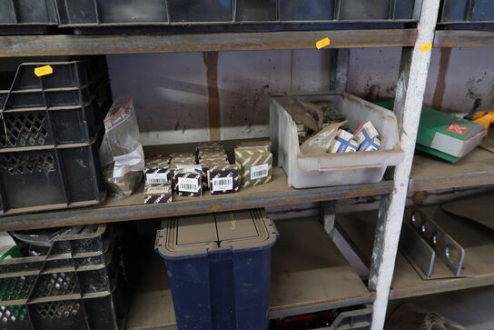 Reol med div. Reservedele og værktøj