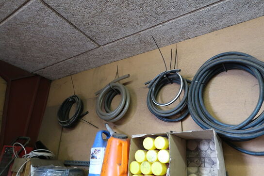 Plastikkasser med div. Reservedele, ledninger m.m.