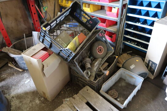 Plastikkasser med div. Reservedele, ledninger m.m.