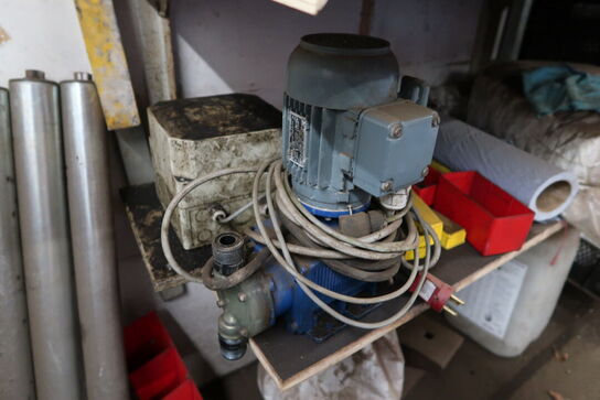 Bord/reol med indhold