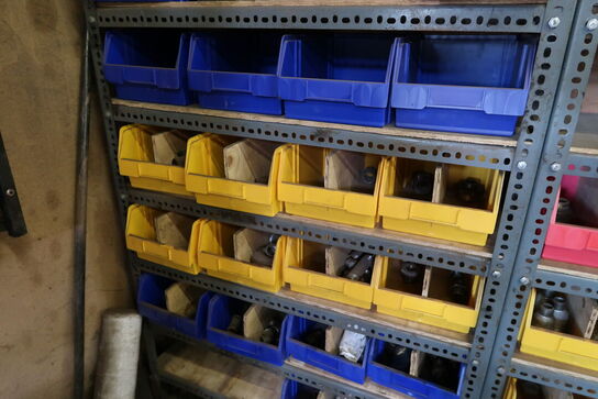 2 stk. lagerreoler med div. Reservedele, plejemidler m.m.