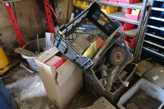 Plastikkasser med div. Reservedele, ledninger m.m.